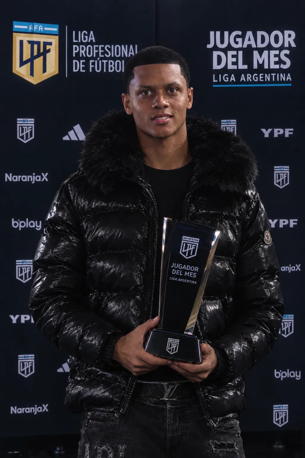 Primeiro de muitos!! Obrigado senhor por essa conquista. 🙏🏾
