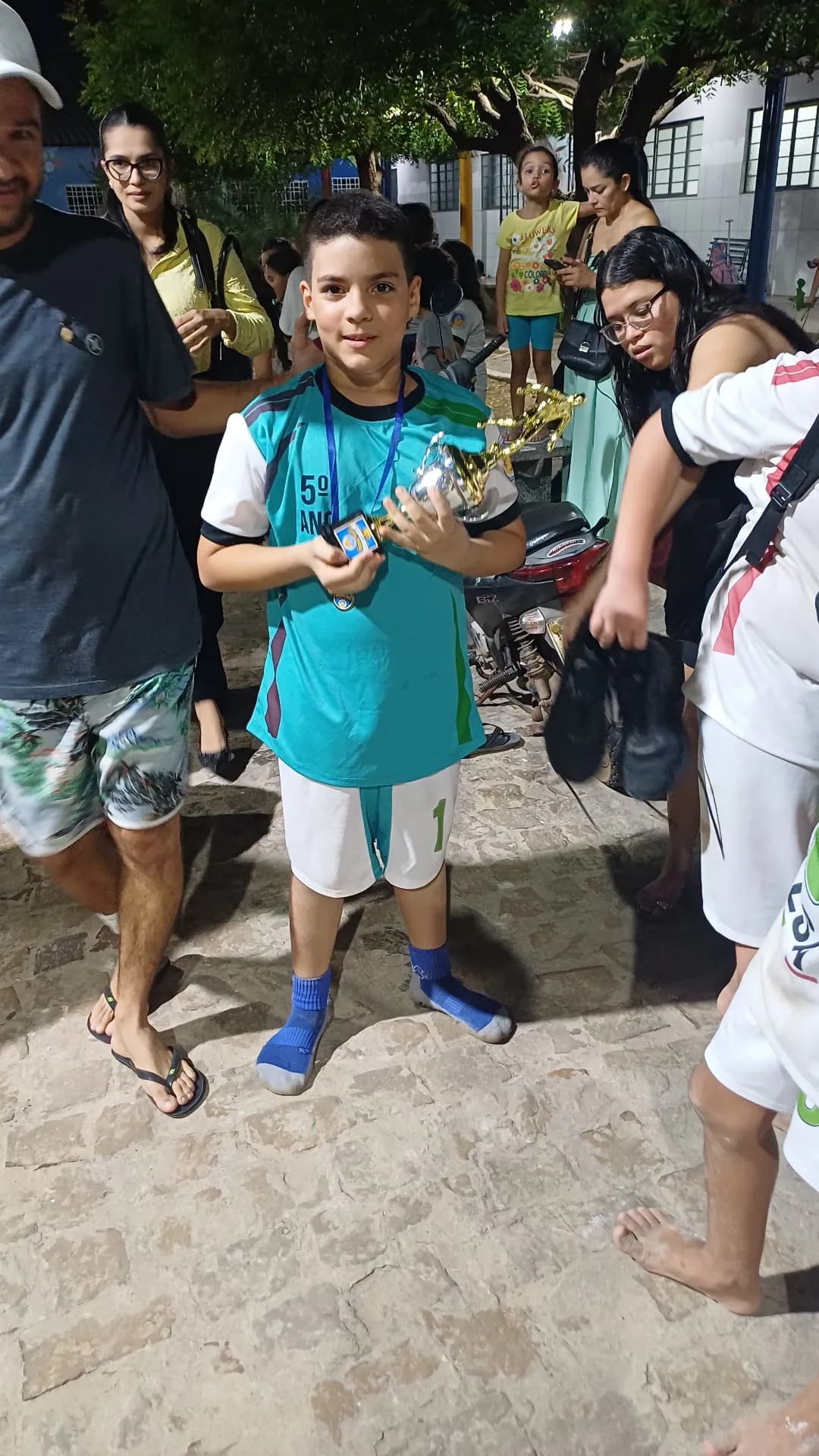 Me chamo Vitor, sou camisa 9 do Flamengo. Sou de Brasil. Vocês verão muito da minha história daqui pra frente. Aguardem!