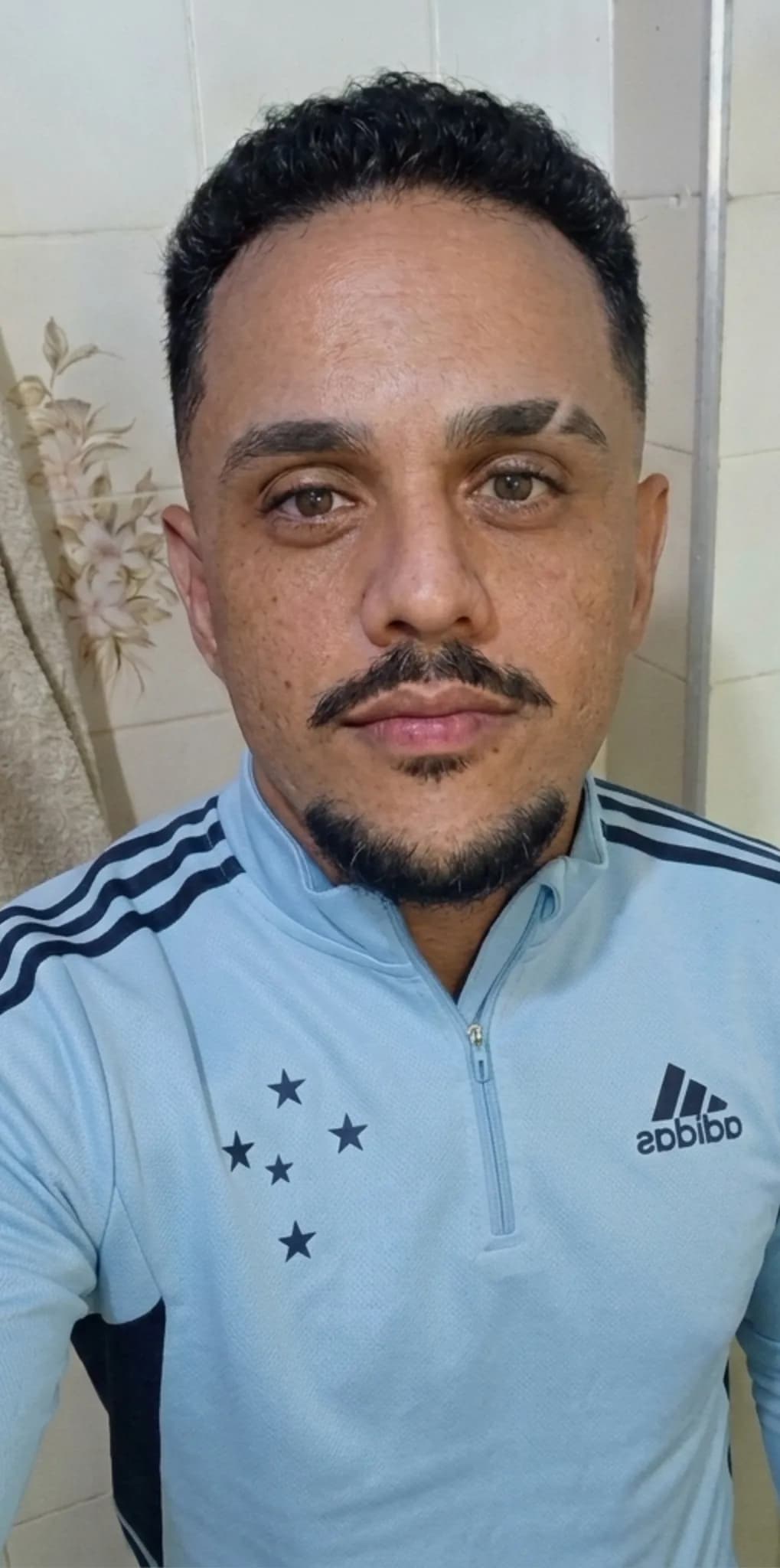Me chamo Cris, sou camisa 9 do Cruzeiro. Sou de Brasil. Vocês verão muito da minha história daqui pra frente. Aguardem!