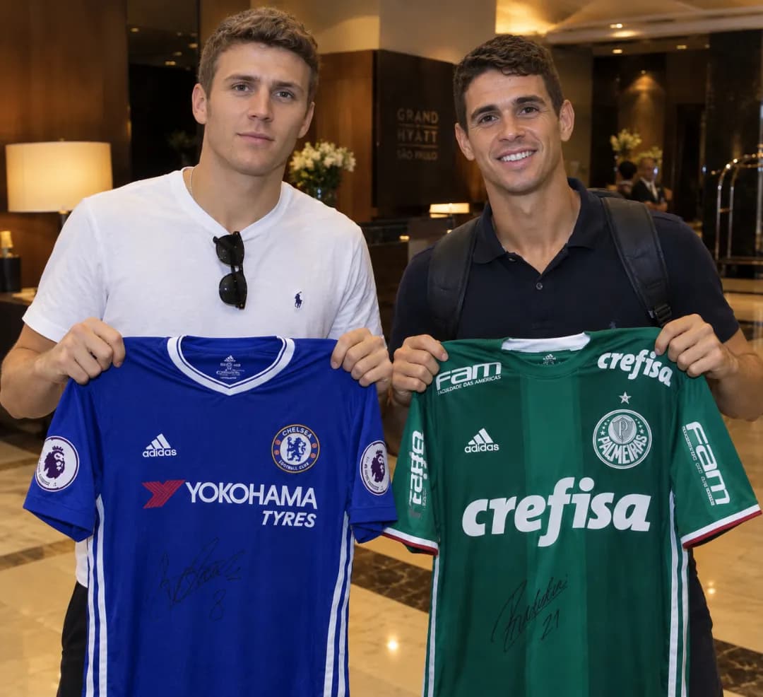 Encontrei essa lenda aí no hotel aqui em sampa, não pude deixar de tirar uma foto e pegar a camiseta dele. GO BLUES🤍💙 @Oscar_emboaba