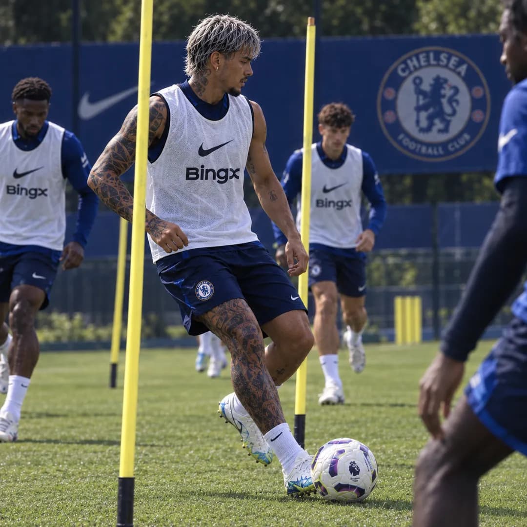 Foco total na preparação! 🔵⚽ Treinando forte com meus companheiros do Chelsea para chegar 100% na próxima partida contra o Liverpool. É …