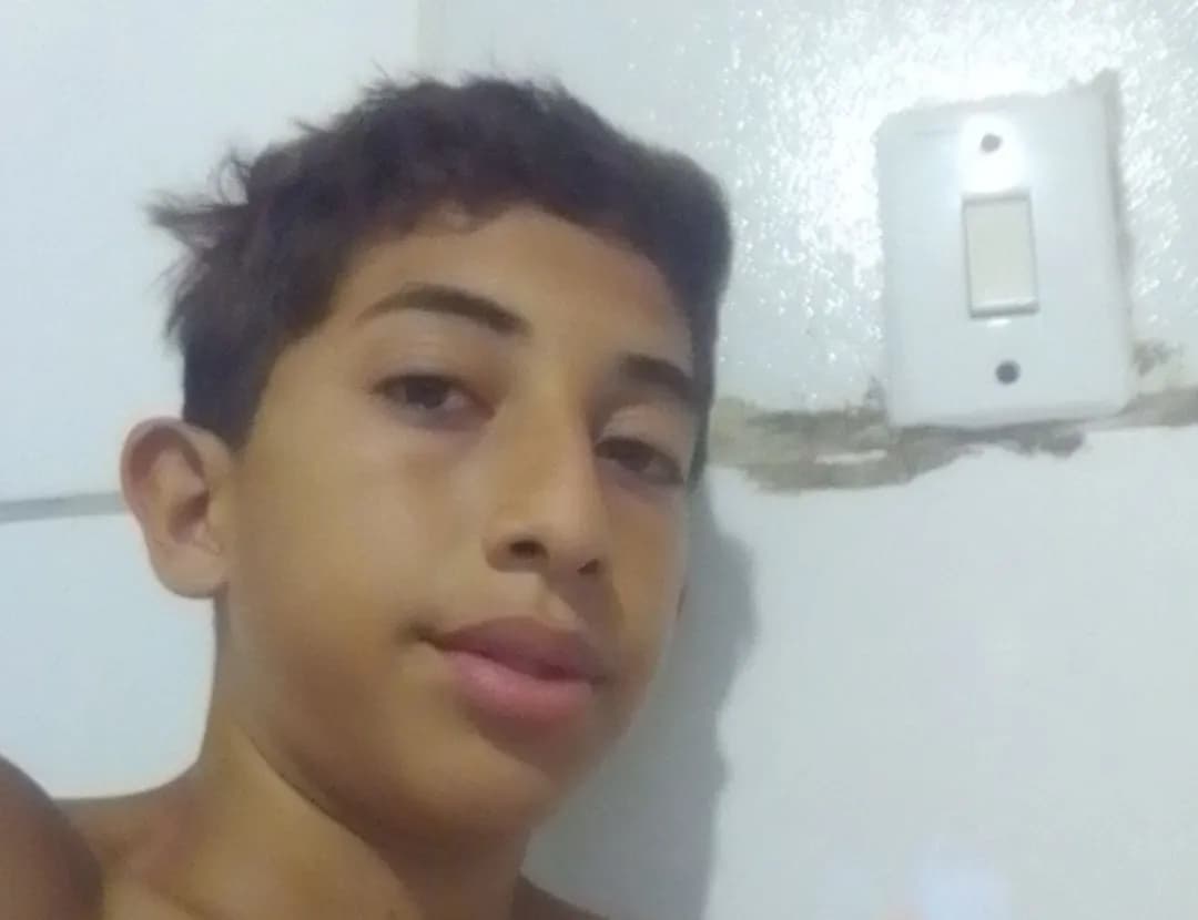 Me chamo Levir, sou camisa 11 do AC Milan. Sou de Brasil. Essa carreira começa agora, do zero. Acompanhem aí!