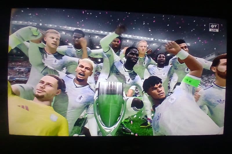 É campeãoooooo !!! O Villa bate o Bayern de Monique por 1x0 e leva a supercopa