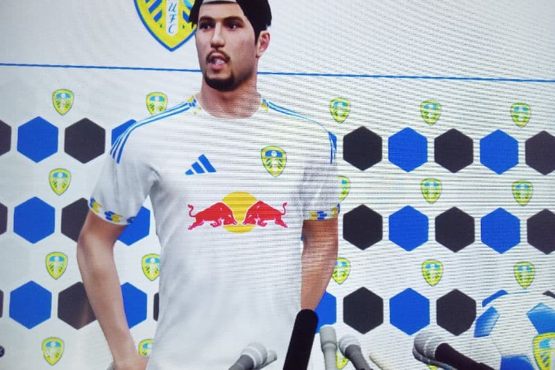 Leeds United anuncia contratação de Rafinha Guedes como novo, camisa dez do clube.