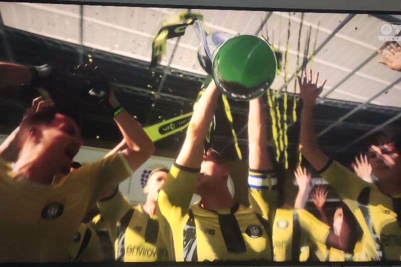 Histórico! O Harrogate Town conquista o acesso à Premier League após vencer o Luton por 2 a 1 em Wembley. Um projeto de base, coragem e t…