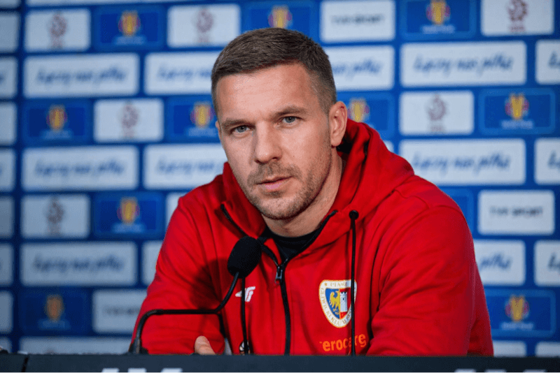 O começo de uma carreira Aos 41 anos Lukas Podolski ex jogador e campeão da copa do mundo de 2014 assume papel de técnico interino do Pia…