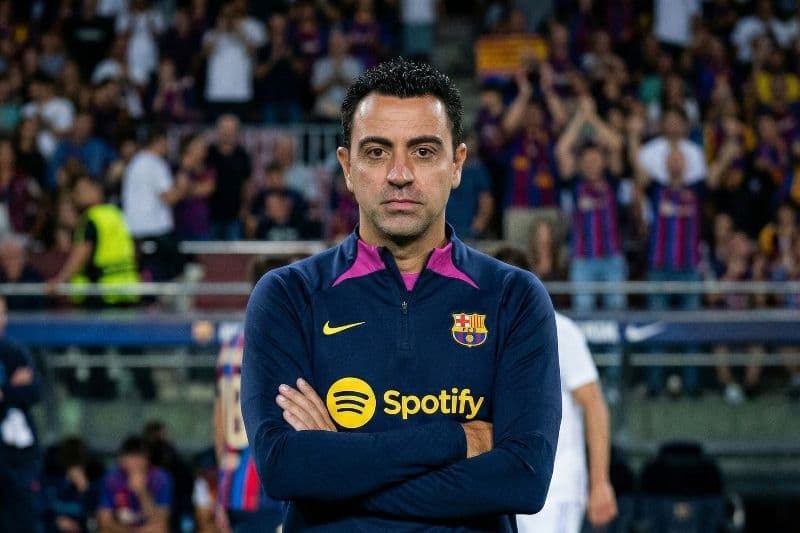 El Barça pierde ante el Alavés tras 11 años de invencibilidad y el trabajo de Xavi es cuestionado por la afición culé.