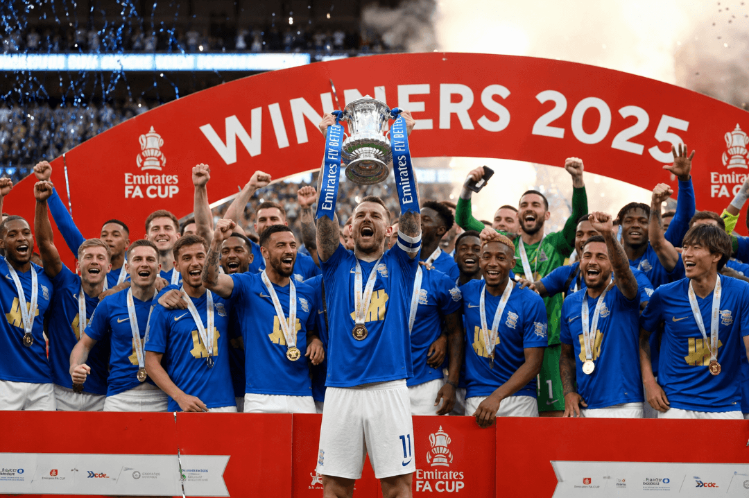 Dupla coroa 👑 👑 O Birmingham City vence pela segunda vez no ano o Liverpool e ganha o tão sonhado troféu da Emirates FA Cup. 🏆🏆🔥⚽️