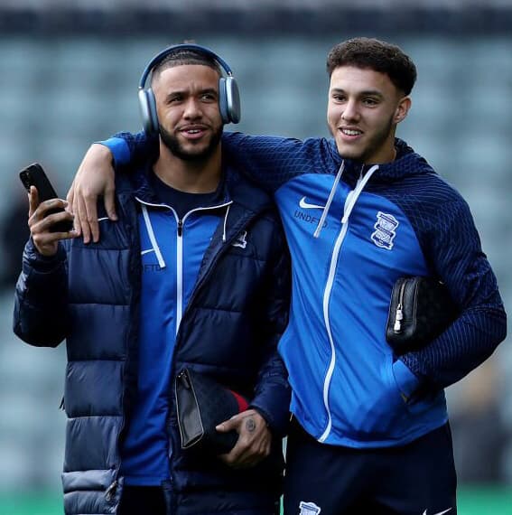 Lee Buchanan e Tyler Roberts a negociar a sua saída. Lee Buchanan recebeu uma proposta de 4M do Ipswich Town a proposta foi aceita pelo c…