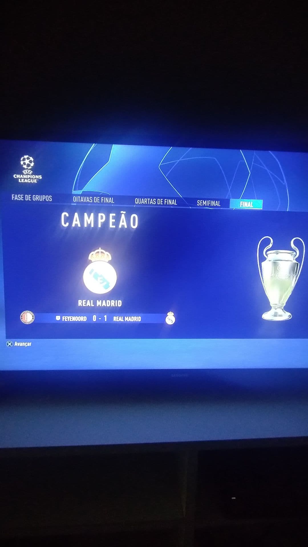 Mas infelizmente o futebol é cruel,e o Real vence a Champions league em cima do guerreiro Feyenoord, cabeça pra frente!!!