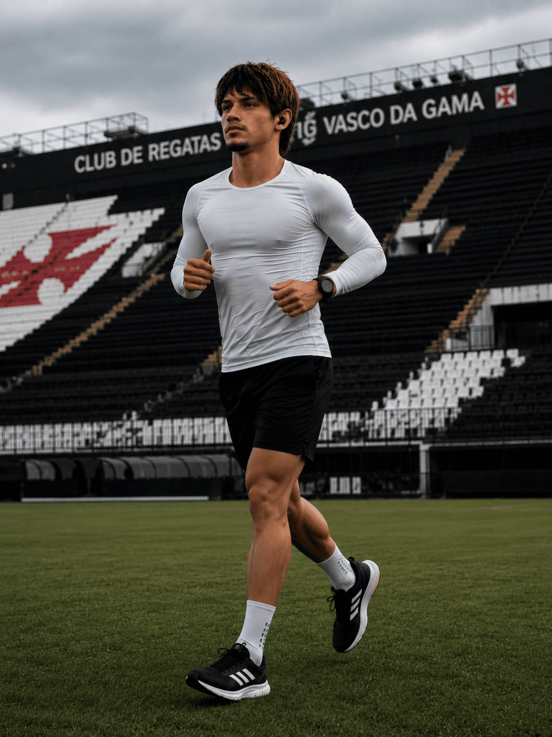 Sem férias! 🇨🇭🇧🇷 Nesta Data FIFA, Vitor Tardelli voltou às origens. O cria da Colina apareceu treinando em São Januário, estádio onde…