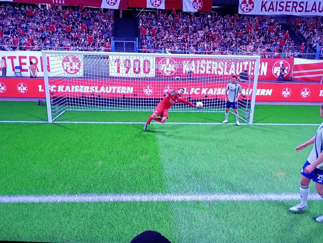 QUEEEEEEEEE DEFESAAAAAA DO KARIUS! Defesa importantíssima, partir dessa defesa o Schalke fez um contra-ataque MAGNÍFICO!