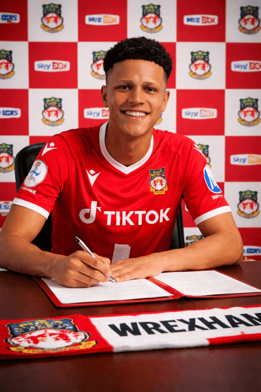 Muito feliz de estar assinando meu primeiro contrato profissional🔥#Wrexham