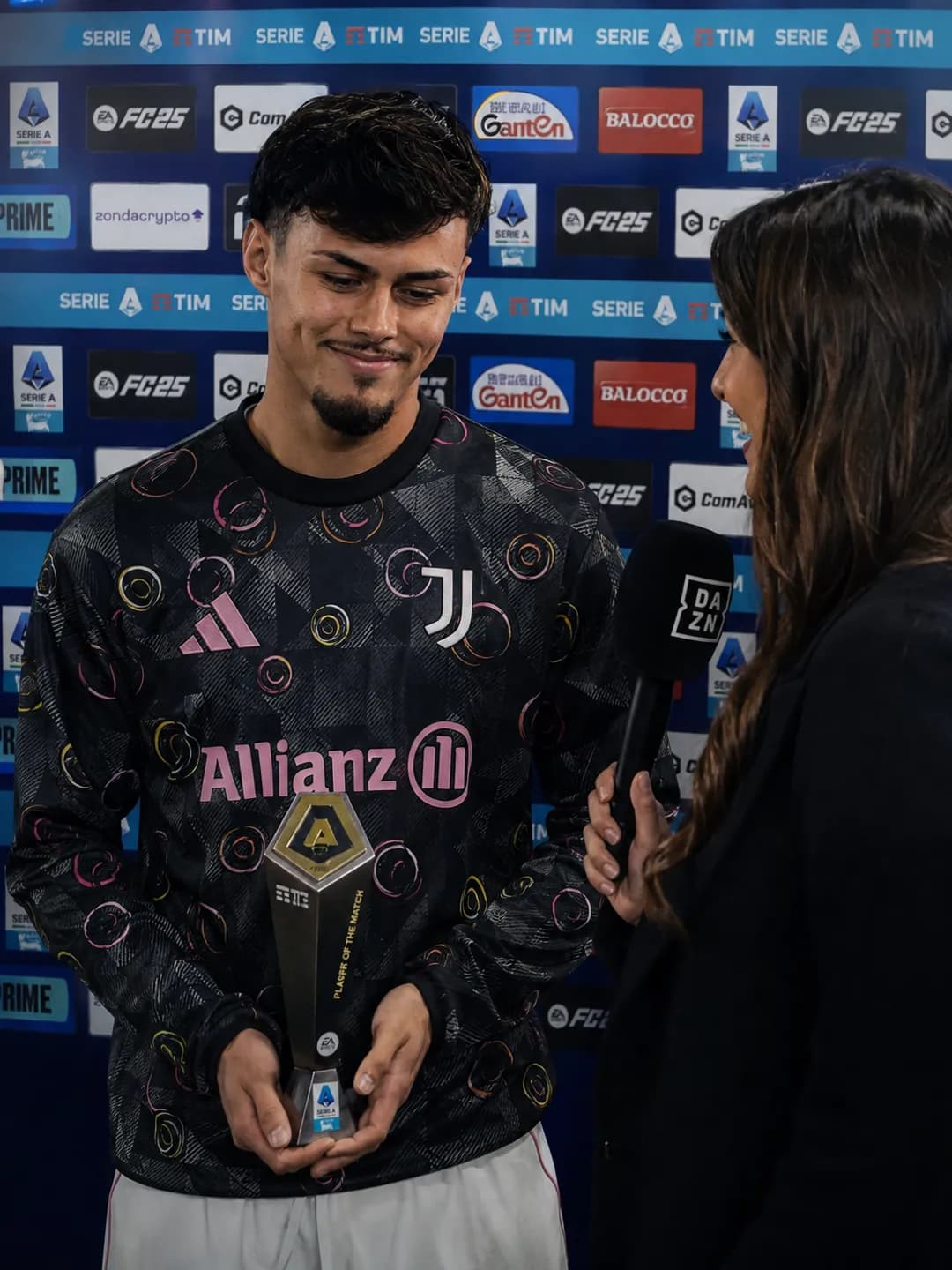 Primeiro jogo, primeira noite na Itália e já levando essa pra casa. 🏆🇮🇹 Estreia com a camisa da Juve do jeito que eu sonhava. Obrigado…