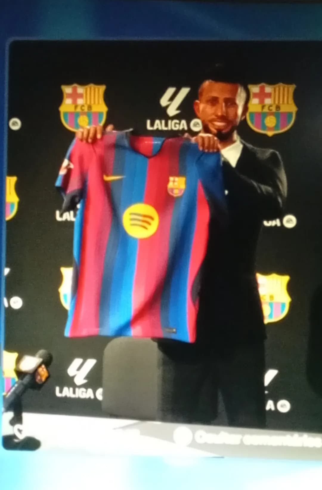 Me chamo Lucas, sou camisa 9 do Barcelona. Sou de Brasil. Vocês verão muito da minha história daqui pra frente. Aguardem!