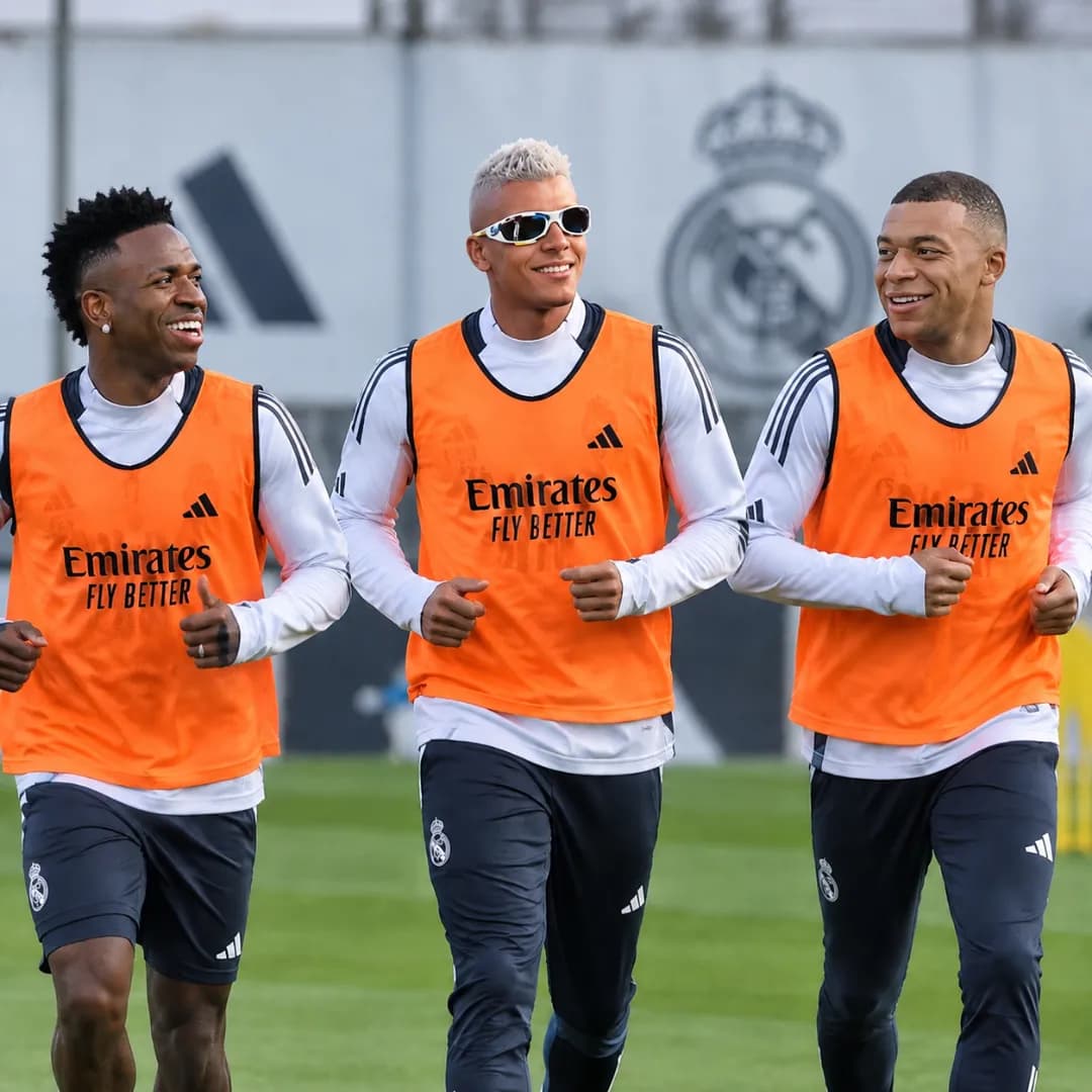 Amanhã é dia de jogo contra o celta se deus quiser ganharemos. Esse trio nem o melhor zagueiro para noix 😂