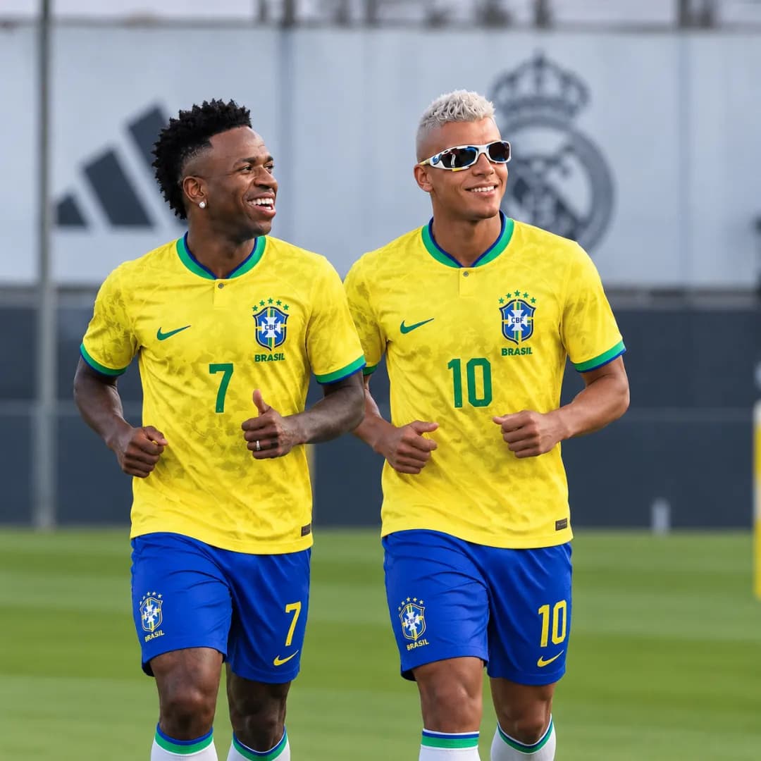 Após lesão fui convocado mais uma vez, só que agr é com meu parceiro de equipe vini Jr, tmj mn. Vamos enfrentar Qatar e Espanha e agr a 1…