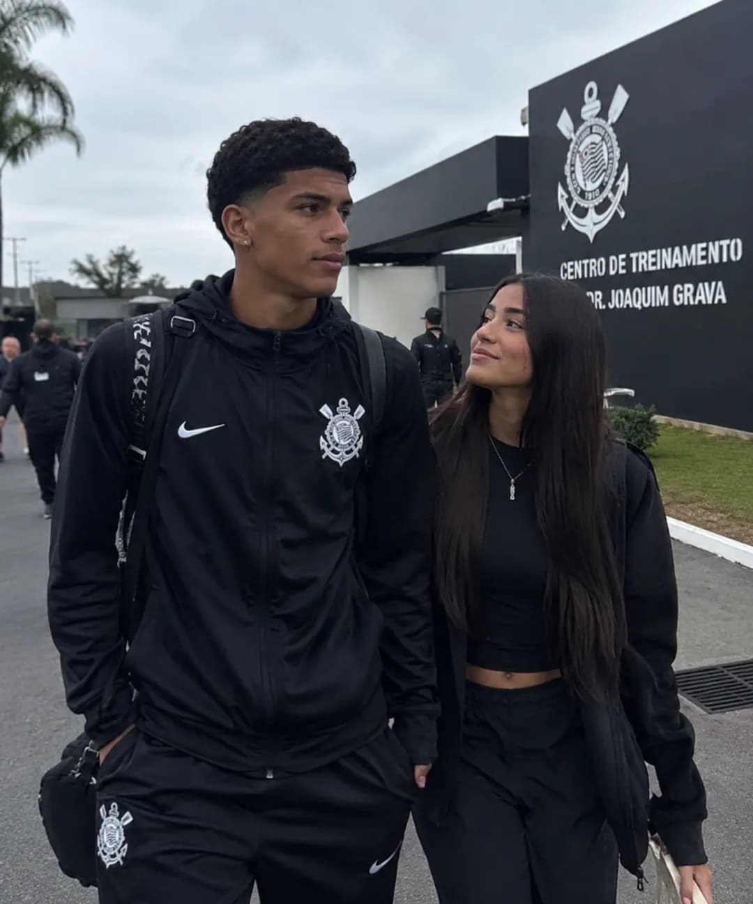Chegando no CT para a primeira vez conhecendo o elenco, agradeço muito a todos vocês!! Vai Corinthians!!!!